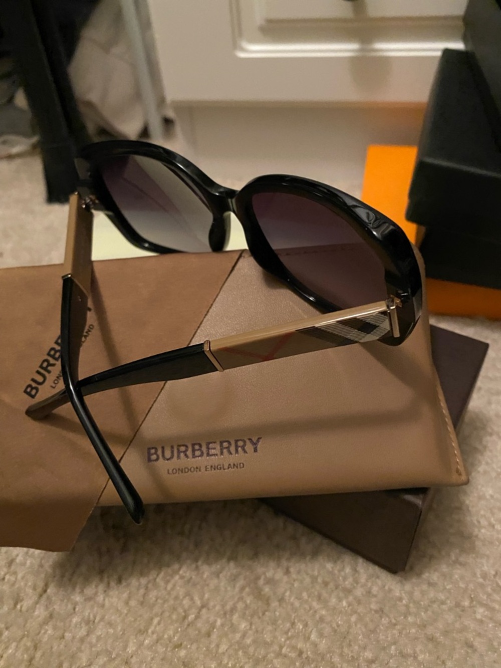 Burberry Black Oversized Women's Sunglasses with Dark Lenses - Picture 3 of 8